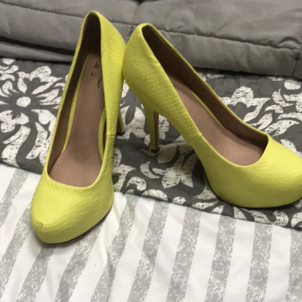 Hello yellow snake skin heels